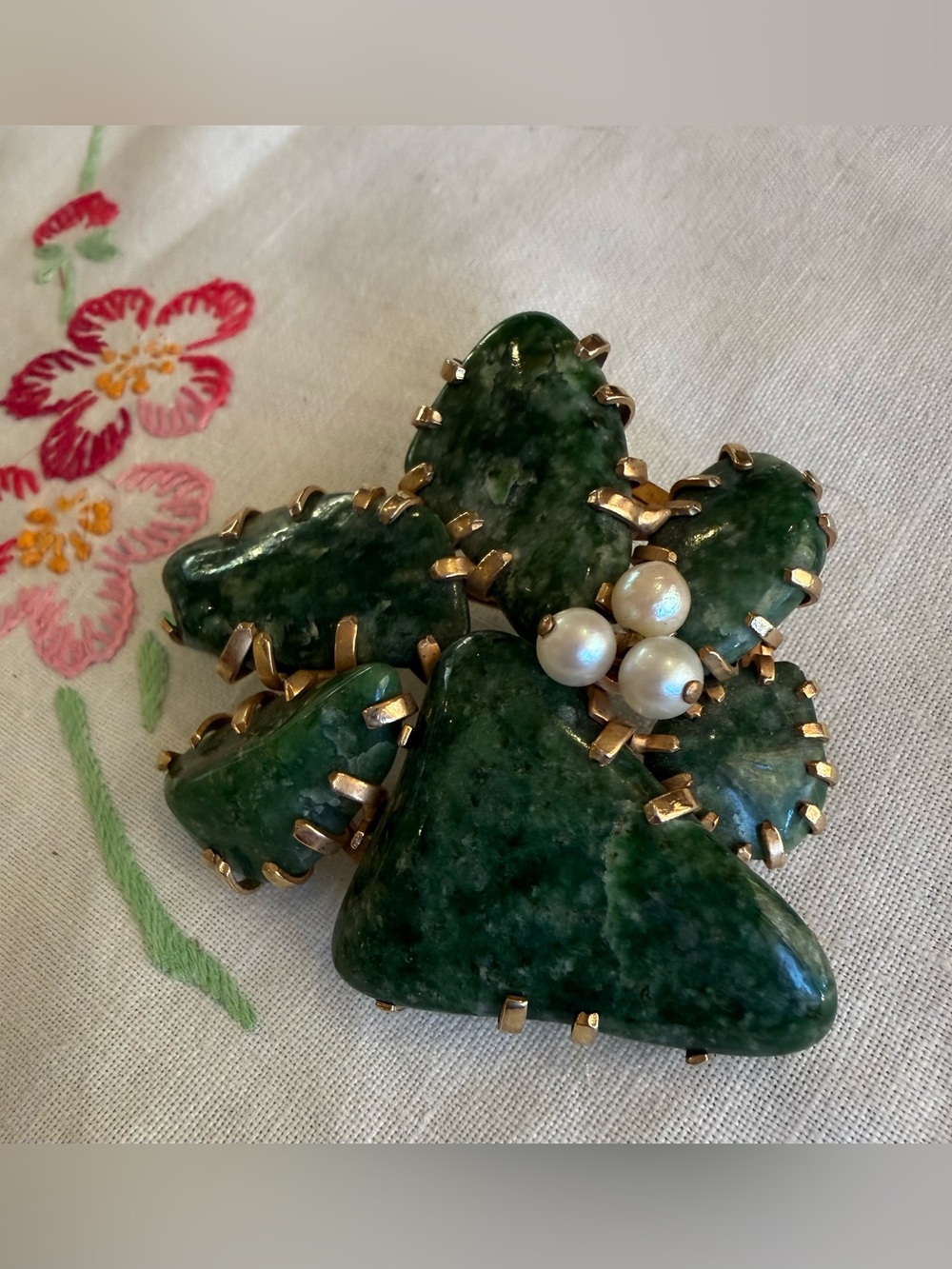 Vintage Unsigned Kramer Mid-Century Jade Green Stone Pearl Floral Brooch/Pin